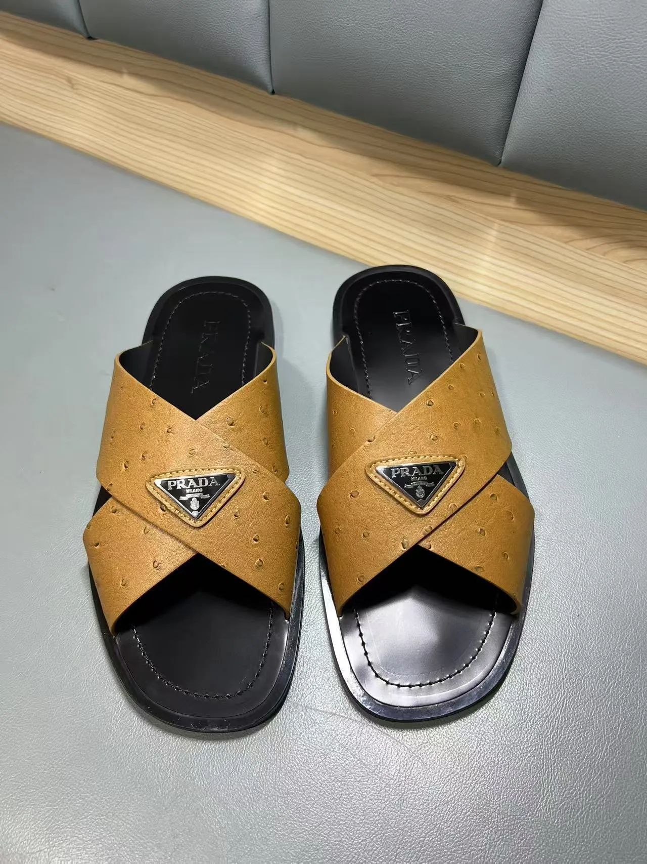 340💰PRADA Prada’s latest slippers are synchronized with the official website. This slipper is made of the brand’s unique and iconic Saffiano leather. The brand logo jumps out from the double straps, and the brand style is clearly visible. Cowhide gives men elegant charm and functional design, making it an ideal choice for vacation and leisure. Size:38-45